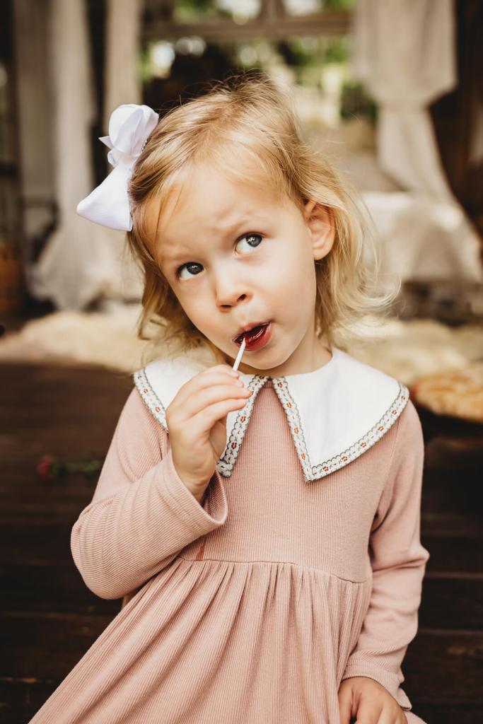 Family Photo of a child with a lollipop in Roswell GA