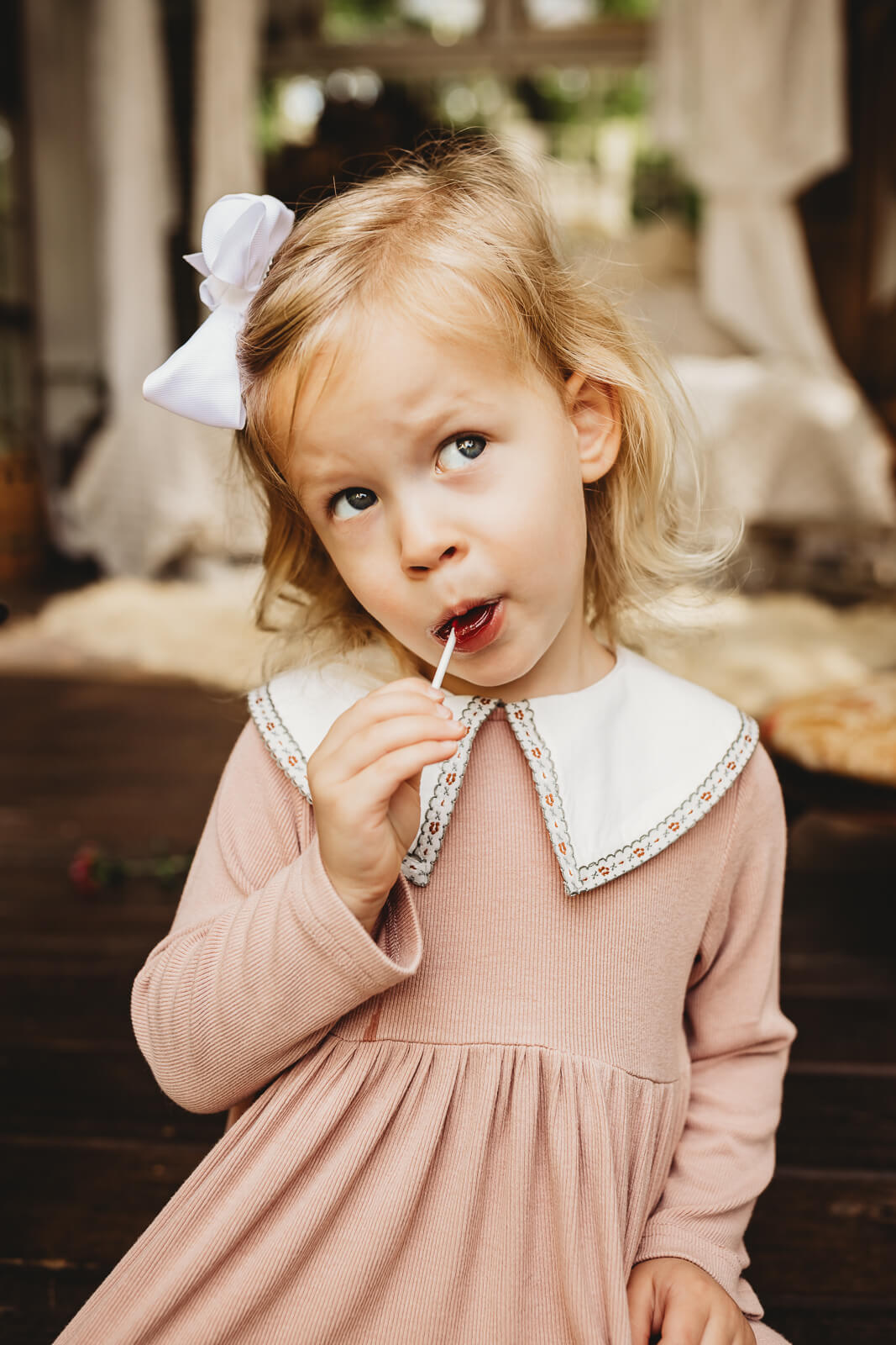 Family Photo of a child with a lollipop in Roswell GA